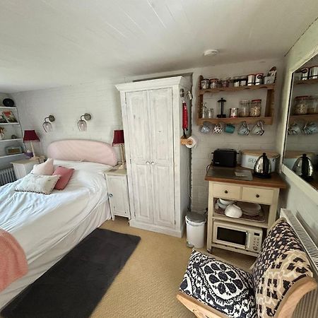 Cosy Cottage Ground Floor Bedroom Ensuite With Private Entrance 치체스터 외부 사진