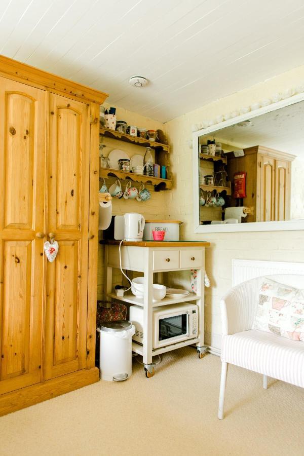 Cosy Cottage Ground Floor Bedroom Ensuite With Private Entrance 치체스터 외부 사진