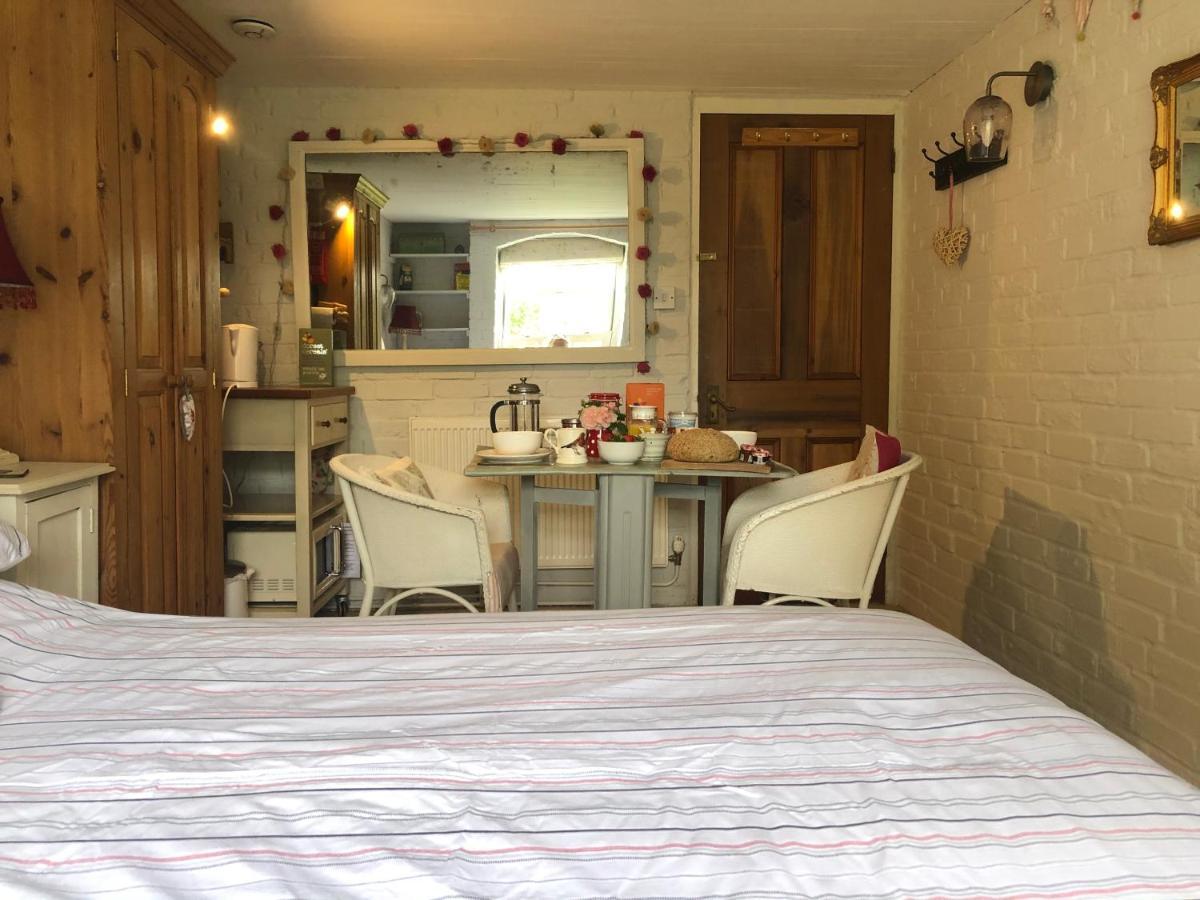 Cosy Cottage Ground Floor Bedroom Ensuite With Private Entrance 치체스터 외부 사진