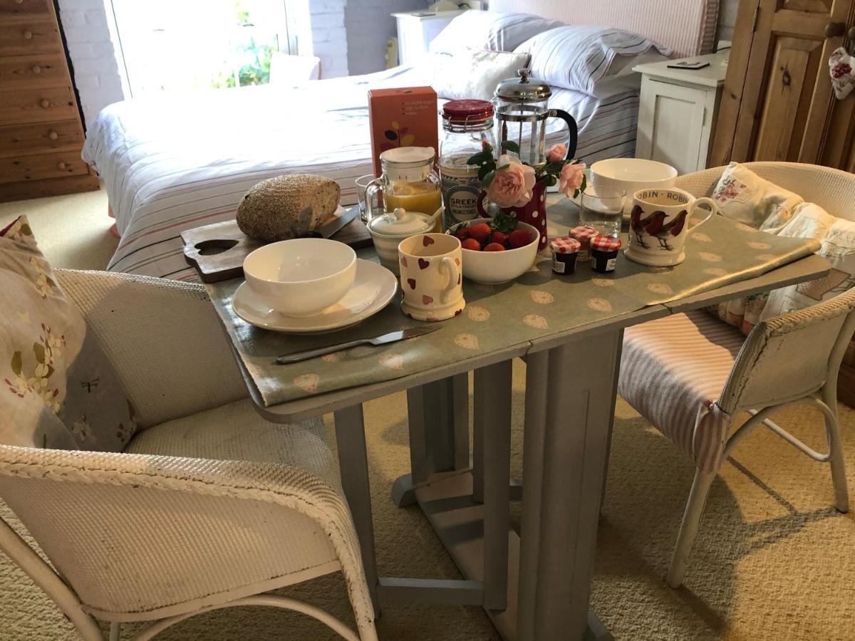 Cosy Cottage Ground Floor Bedroom Ensuite With Private Entrance 치체스터 외부 사진