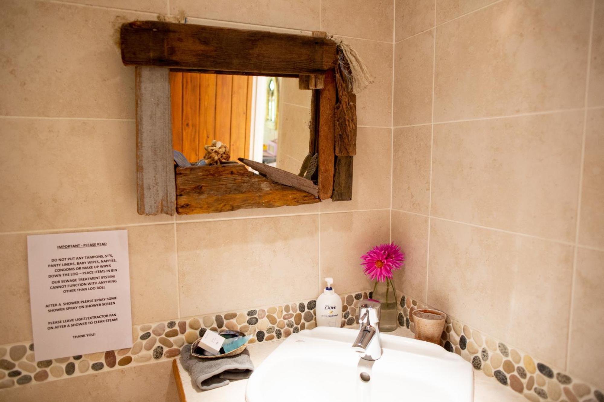 Cosy Cottage Ground Floor Bedroom Ensuite With Private Entrance 치체스터 외부 사진